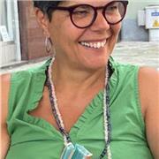 insegnante di storia impartisce lezioni di storia a studenti di istituti tecnici e licei